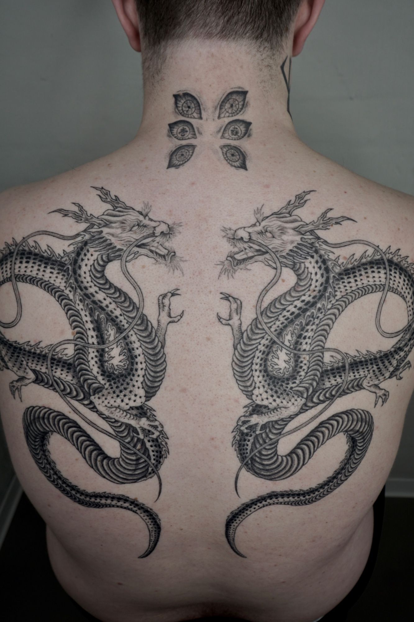 Japanische Drachen im Anime Style auf Rücken von ink.ria in Leipzig