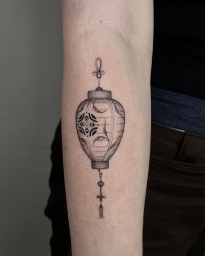 Asiatischer Lampion im Black & Gray Style auf Unterarm von FLUX Tattooatelier in Leipzig