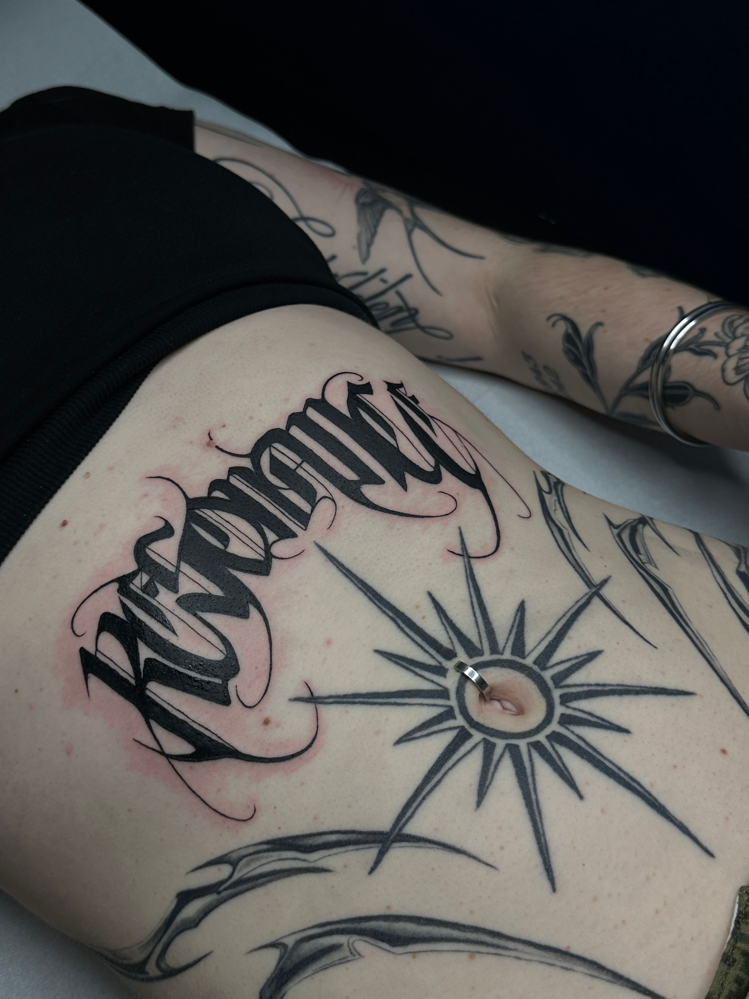 Resonance Schriftzug im Blackwork Style auf Bauch von ink.ria in Leipzig