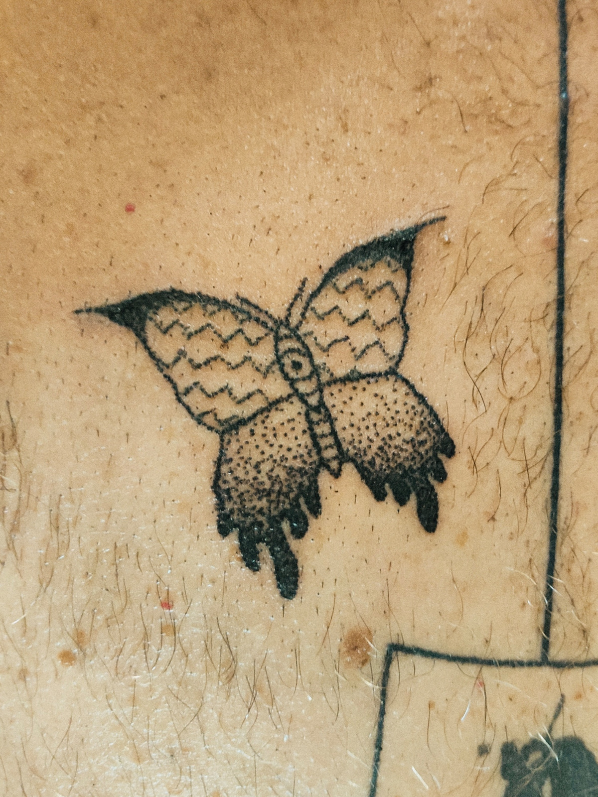 Trippy butterfly im Abstract Style auf Brust von Haneliko in Augsburg