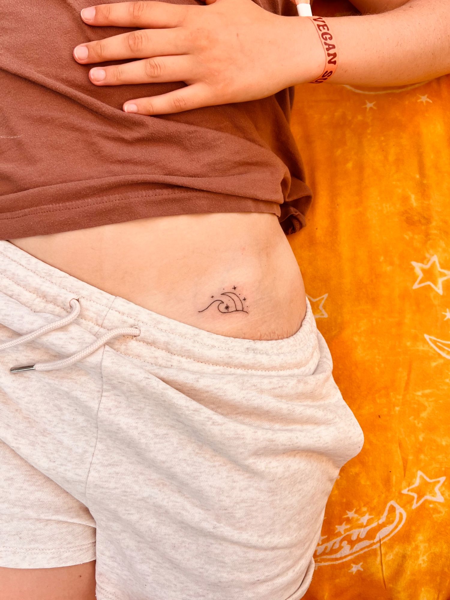Moon and wave | handpoke im Line Work Style auf Hüfte / Taille von Tatatat in Augsburg