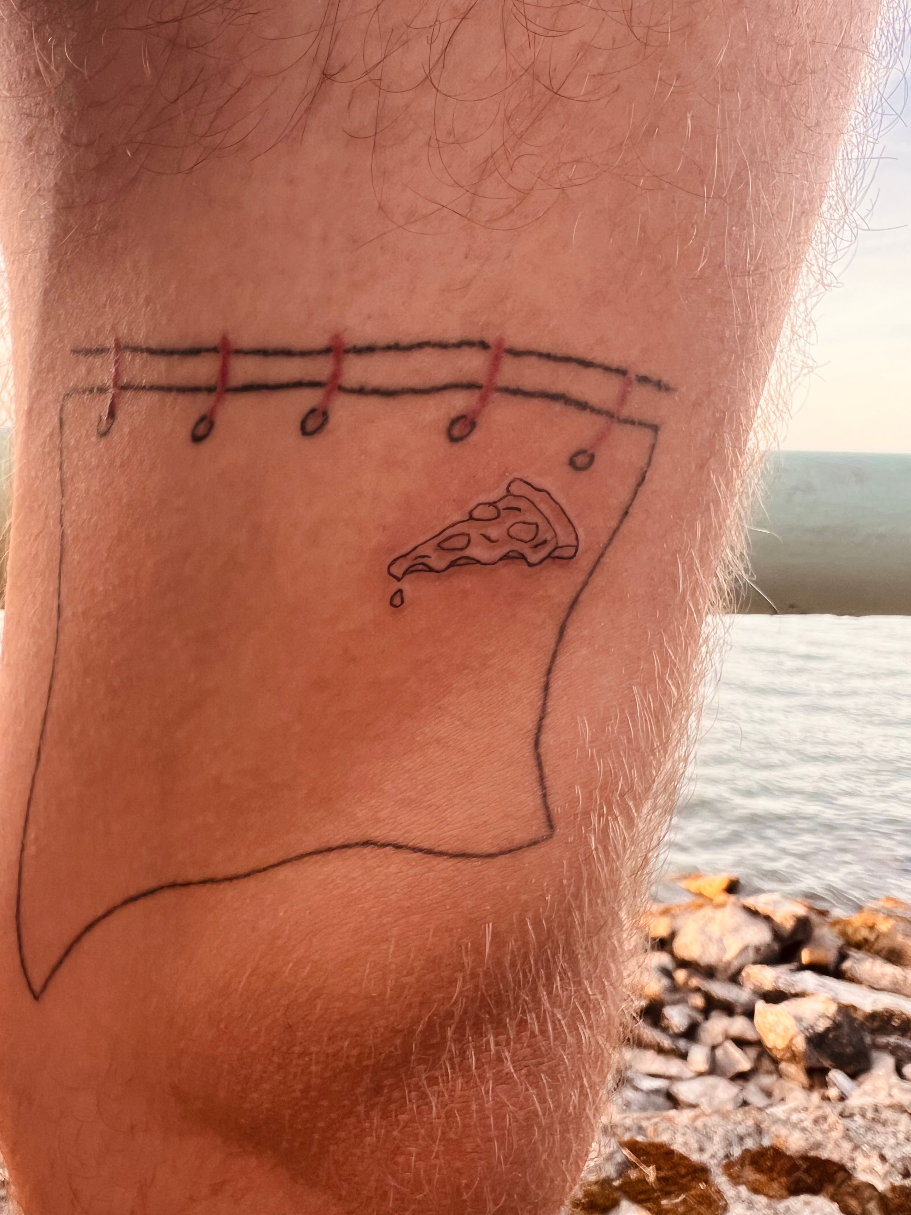 Pizza slice im Line Work Style auf Oberschenkel von Tatatat in Augsburg