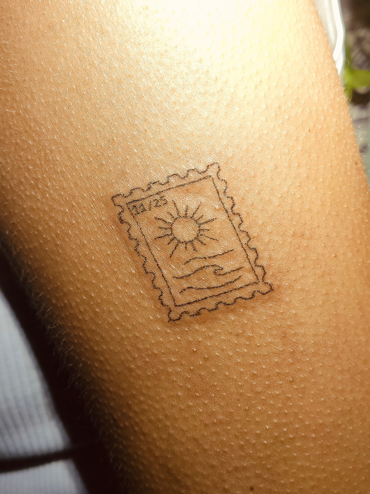 Sun and ocean stamp | custom design im Line Work Style auf Oberarm von Haneliko in Augsburg