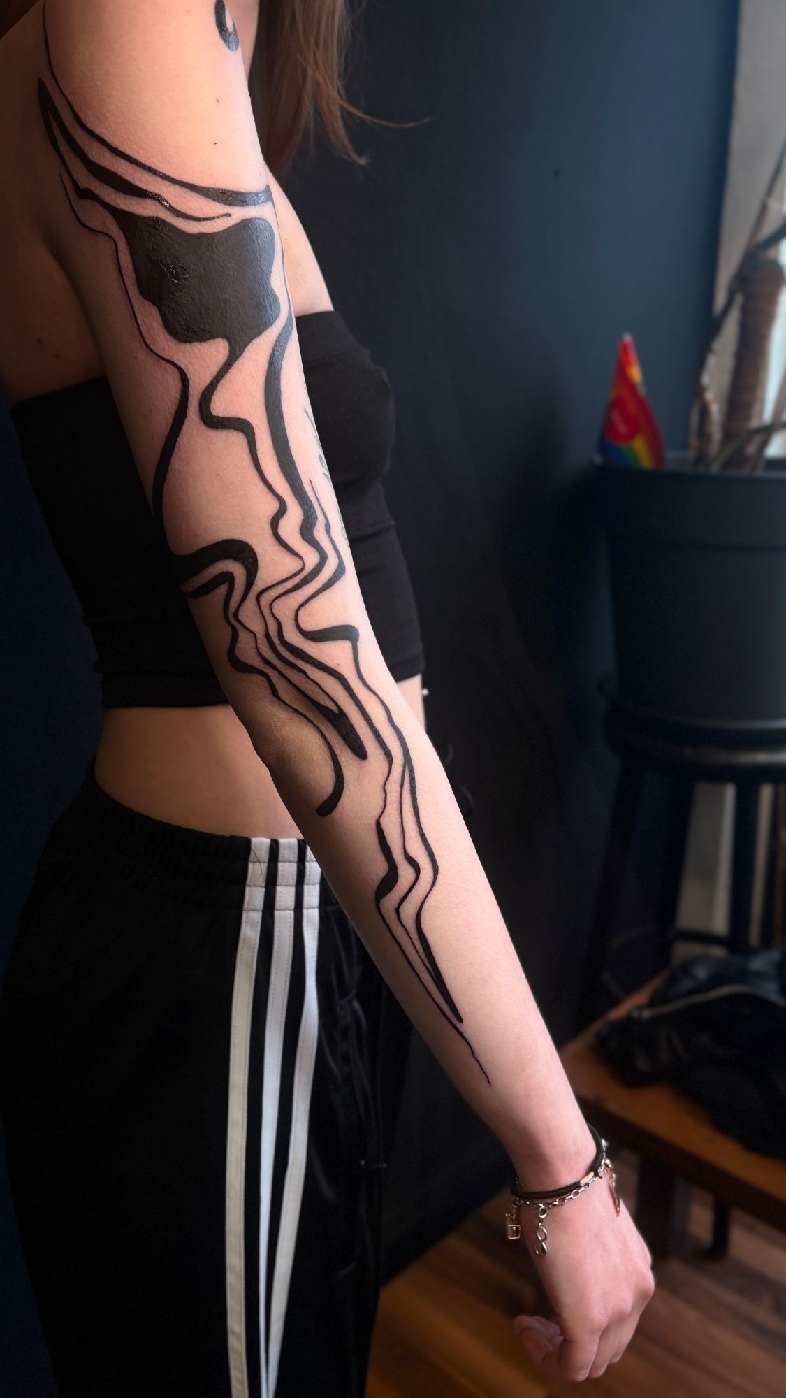 Abstrakt swirl & cover Up im Blackwork Style auf Unterarm von Anne Riot Tattoo in Hamburg