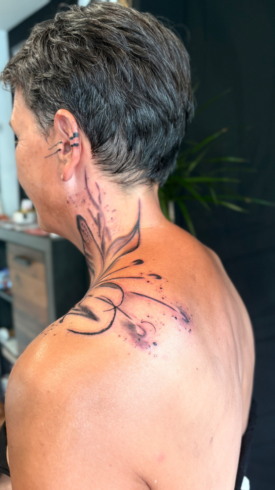 Abstrakte Blume am Hals, sowie BLKWRK Ohr in Blackwork style on Throat by Anne Riot Hamburg