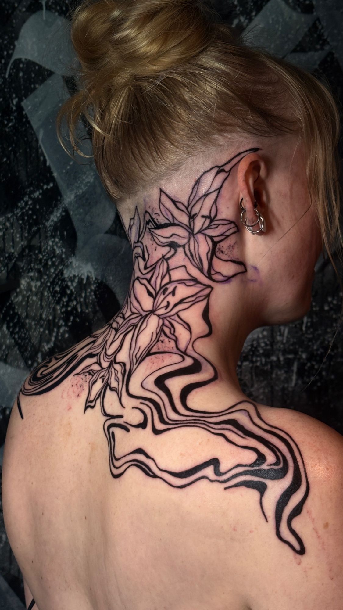 Abstrakte Lilien im Blackwork Style auf Hals von Anne Riot Tattoo in Hamburg