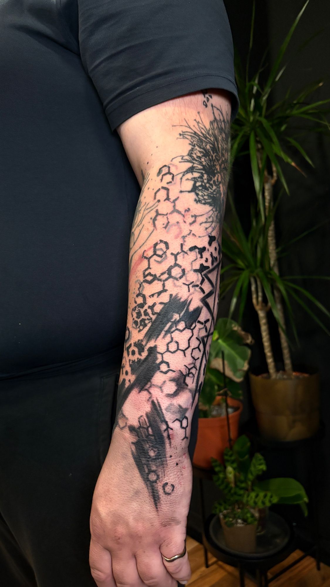 Geometric Unterarm Sleeve start mit Edgerunner-Symbol von Cyberpunk <3 im Blackwork Style auf Anne Riot Tattoo