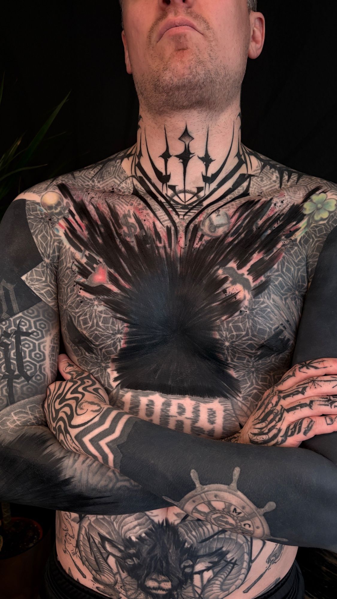 Geschwärzte Brust und Ellbogen von mir! im Blackwork Style auf Anne Riot Tattoo in Hamburg
