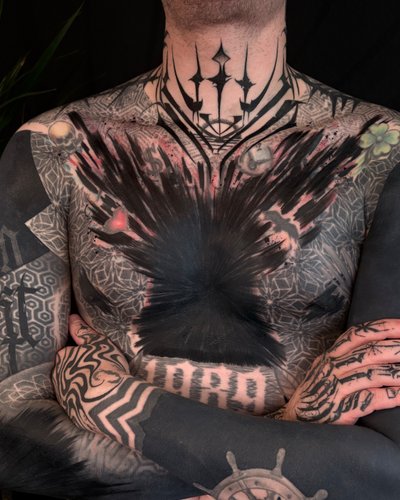 Geschwärzte Brust und Ellbogen von mir! im Blackwork Style auf Anne Riot Tattoo in Hamburg