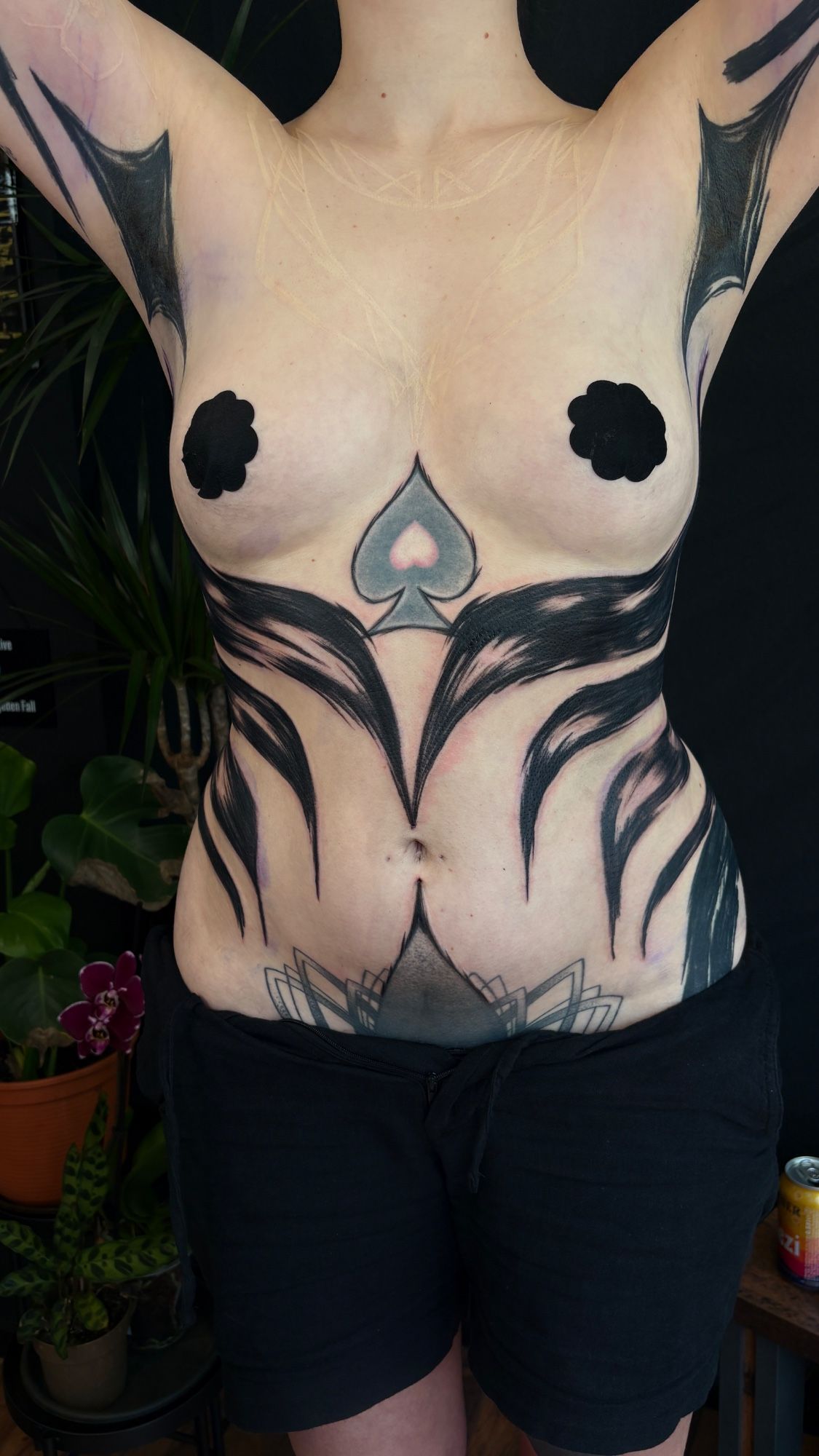 HEAVY BRUSHWORK <3 im Blackwork Style auf Rippen von Anne Riot Tattoo in Hamburg