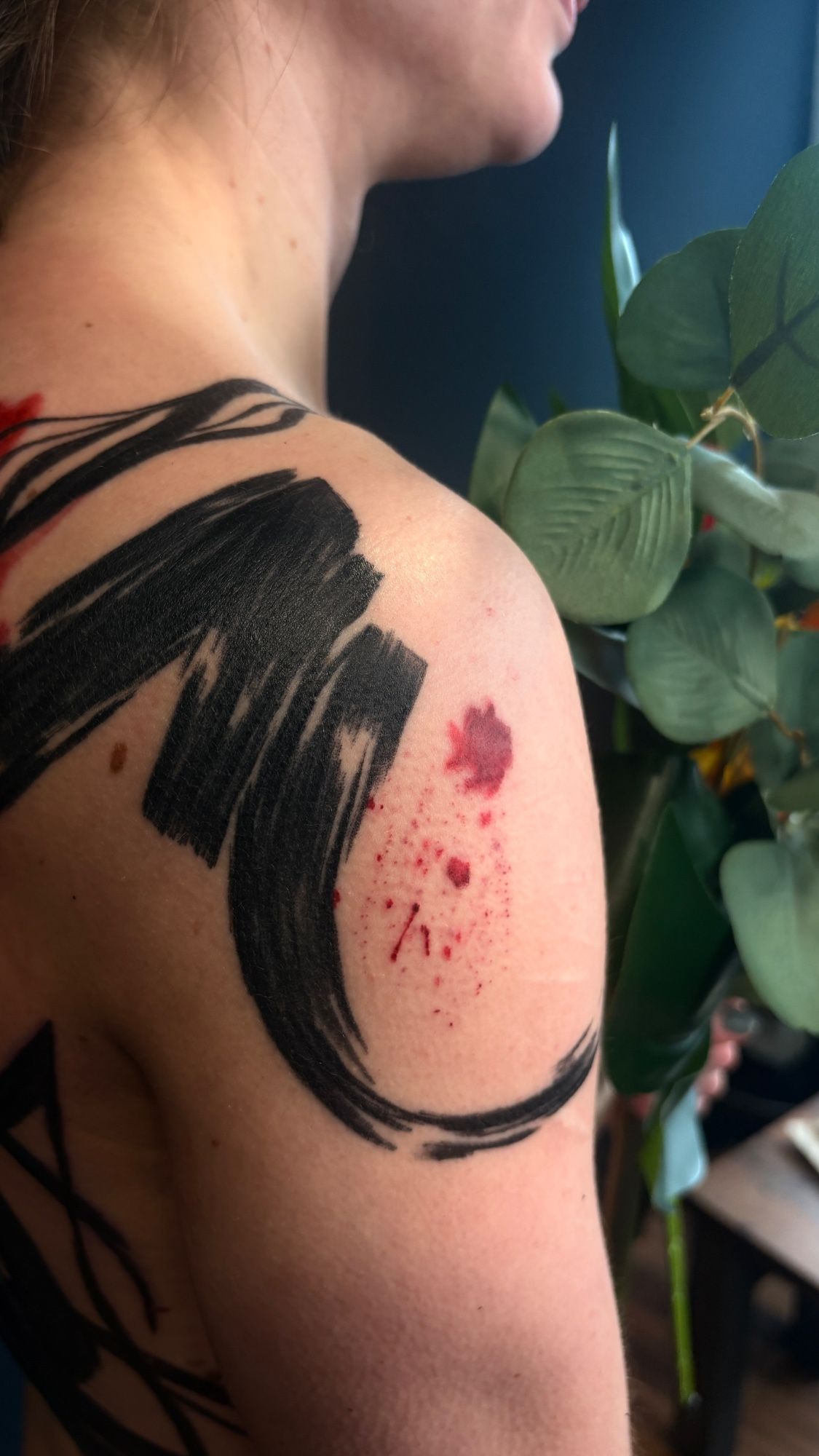 HEAVY Brushwork im Blackwork Style auf Schulter von Anne Riot Tattoo in Hamburg