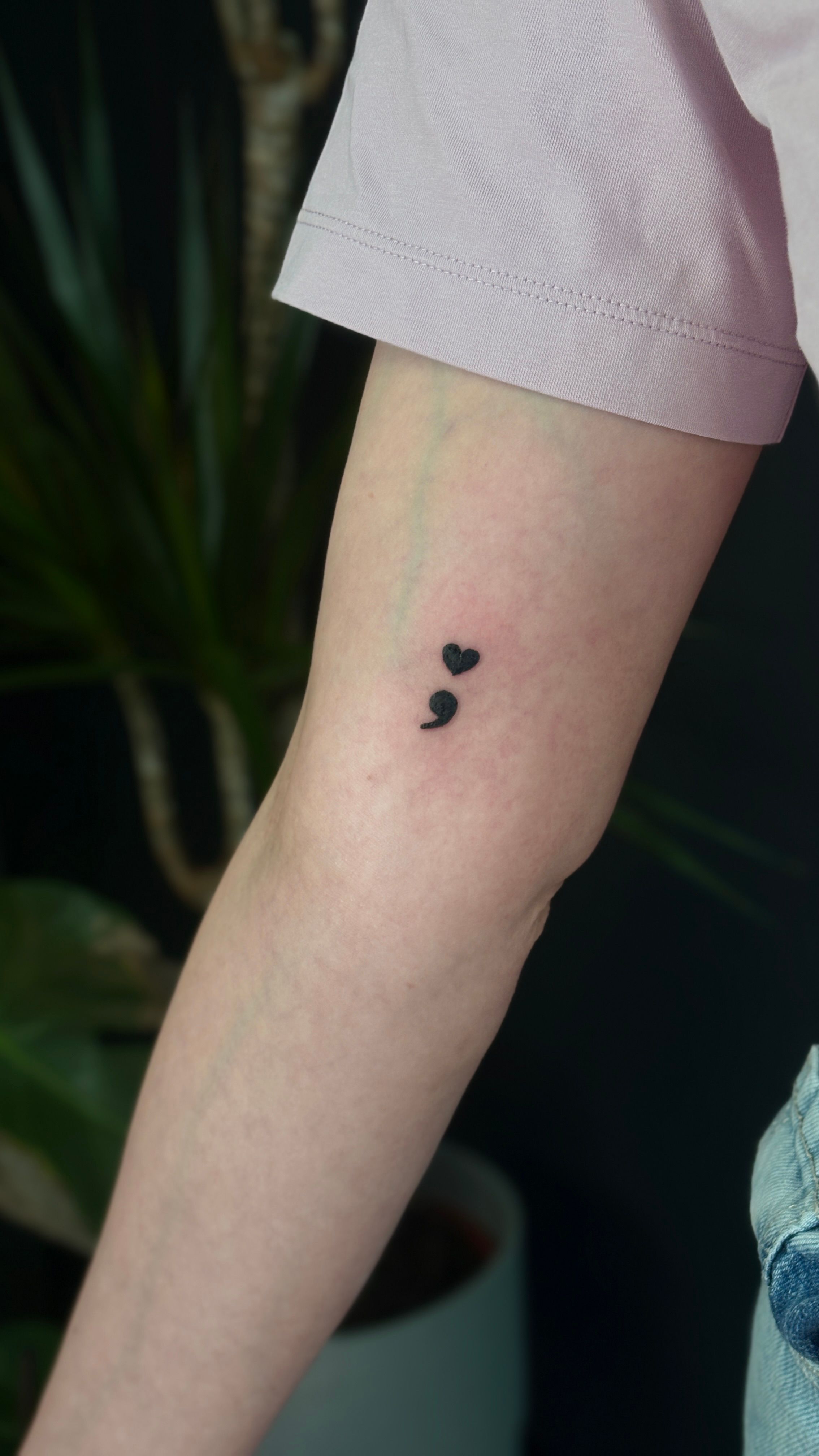Semikolontattoo im Blackwork Style auf Oberarm von Anne Riot Tattoo in Hamburg