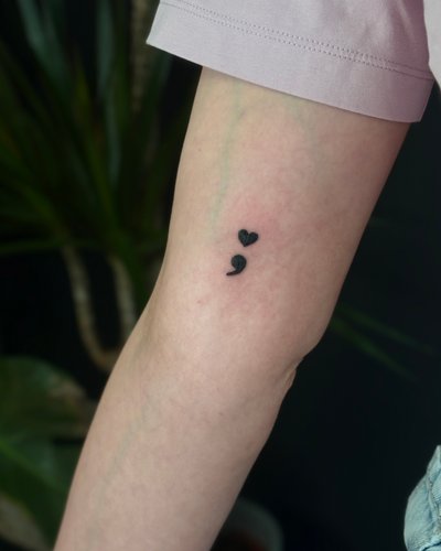 Semikolontattoo im Blackwork Style auf Oberarm von Anne Riot Tattoo in Hamburg