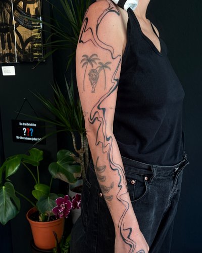 Swirls <3 im Blackwork Style auf Unterarm von Anne Riot Tattoo in Hamburg