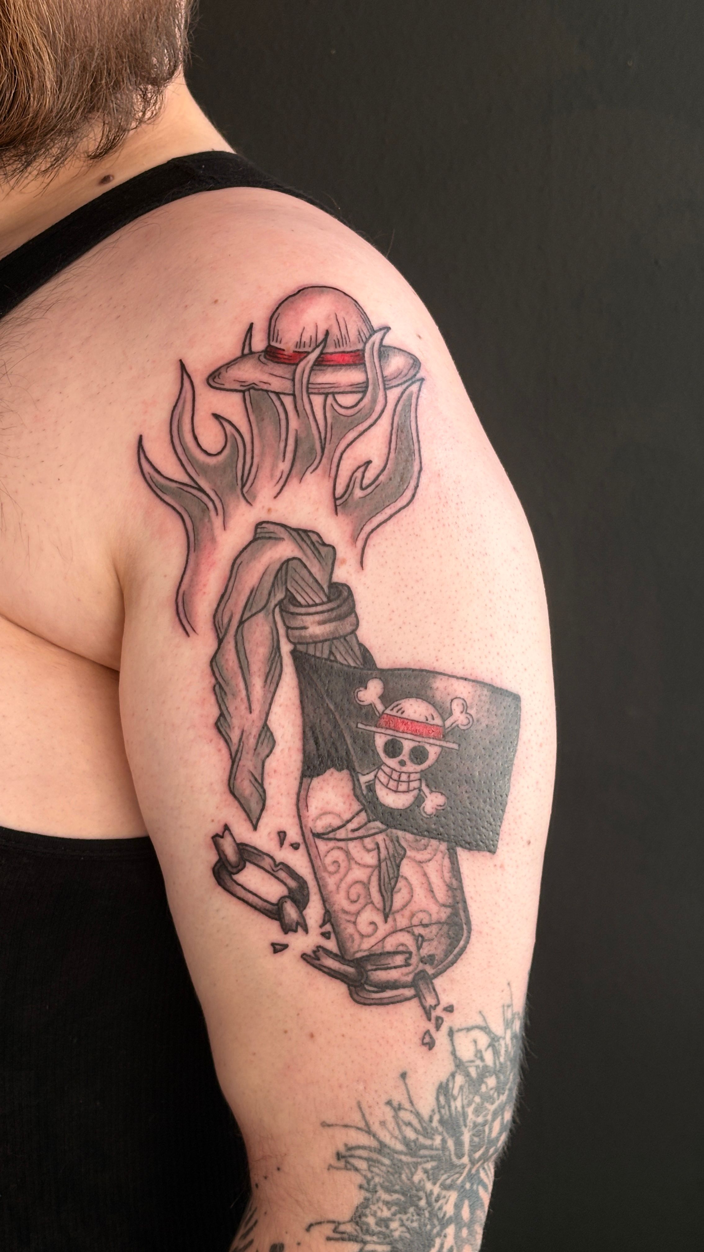 Onepiece Tattoo im Illustrative Style auf Oberarm von Anne Riot in Hamburg