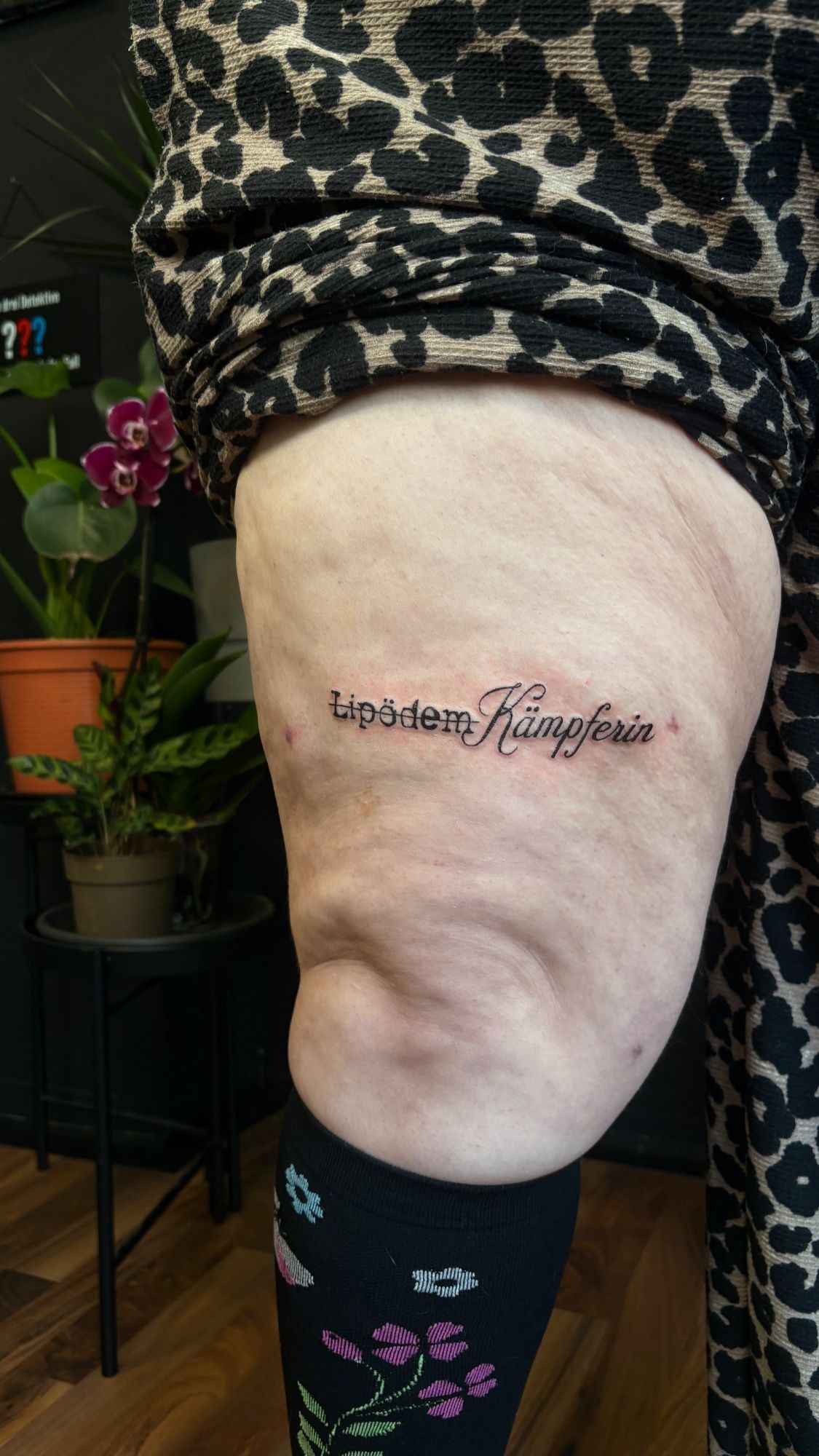 Lipödem-Lettering <3 im Small Lettering Style auf Oberschenkel von Anne Riot Tattoo in Hamburg