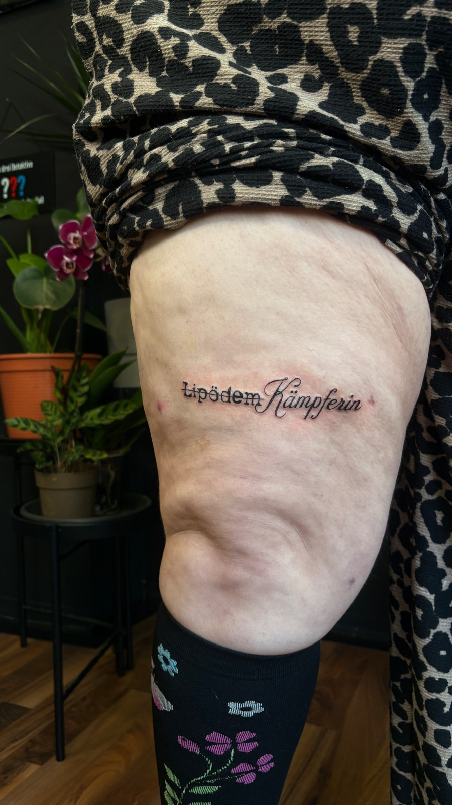 Lipödem-Lettering <3 in Small Lettering style on Thigh by Anne Riot Hamburg
