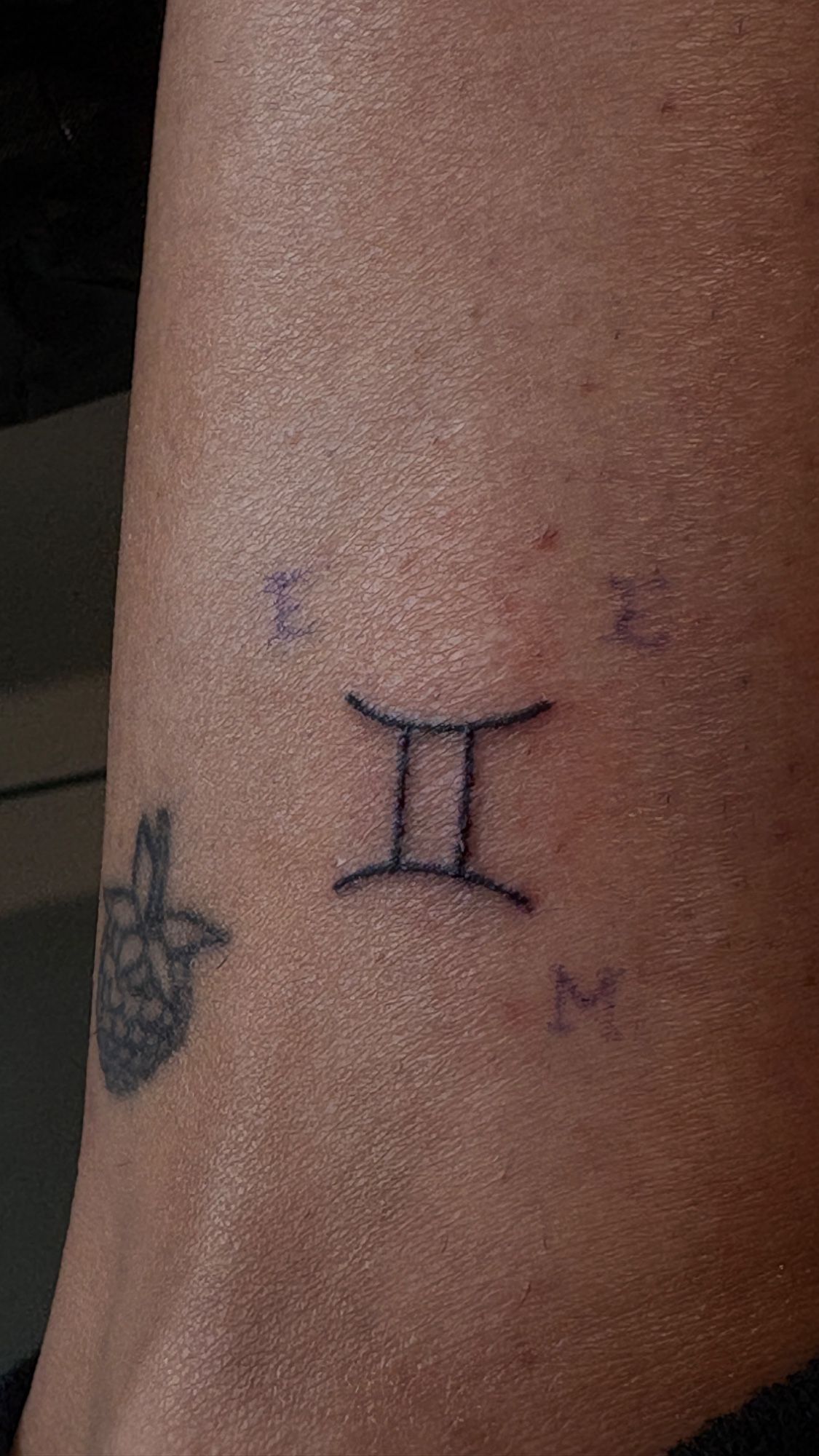 ZWILLING - mini motive im Small Lettering Style auf Knöchel von Anne Riot Tattoo in Hamburg