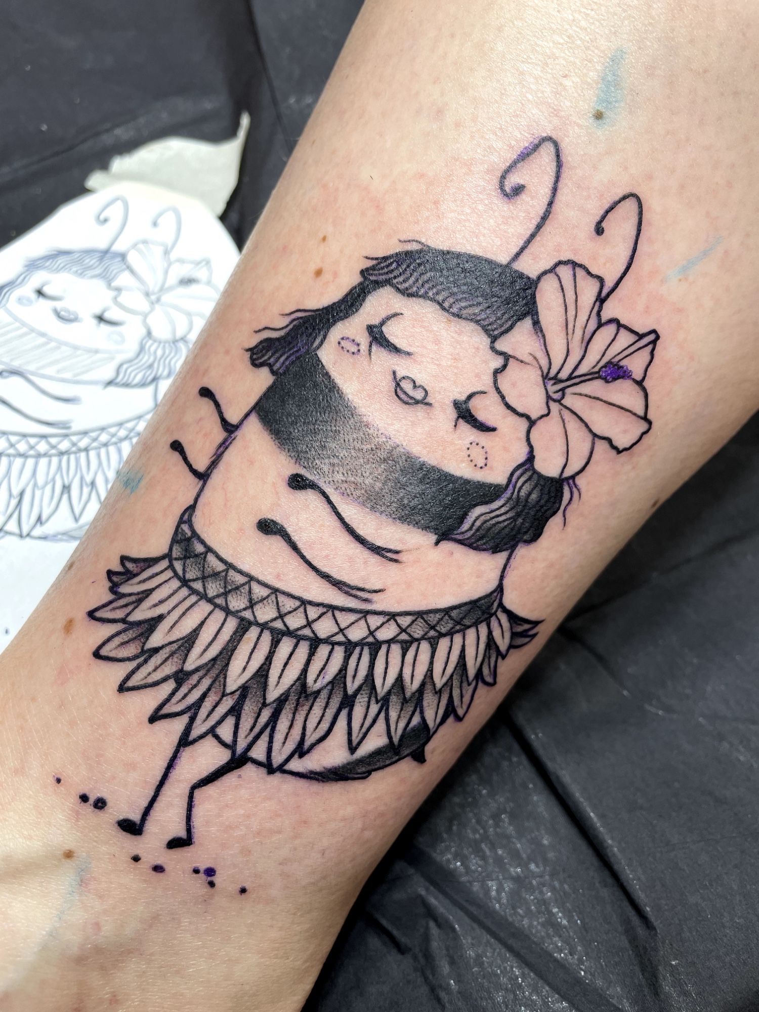 Hula Hummel im Illustrative Style auf Knöchel von Kristin Schubert in München