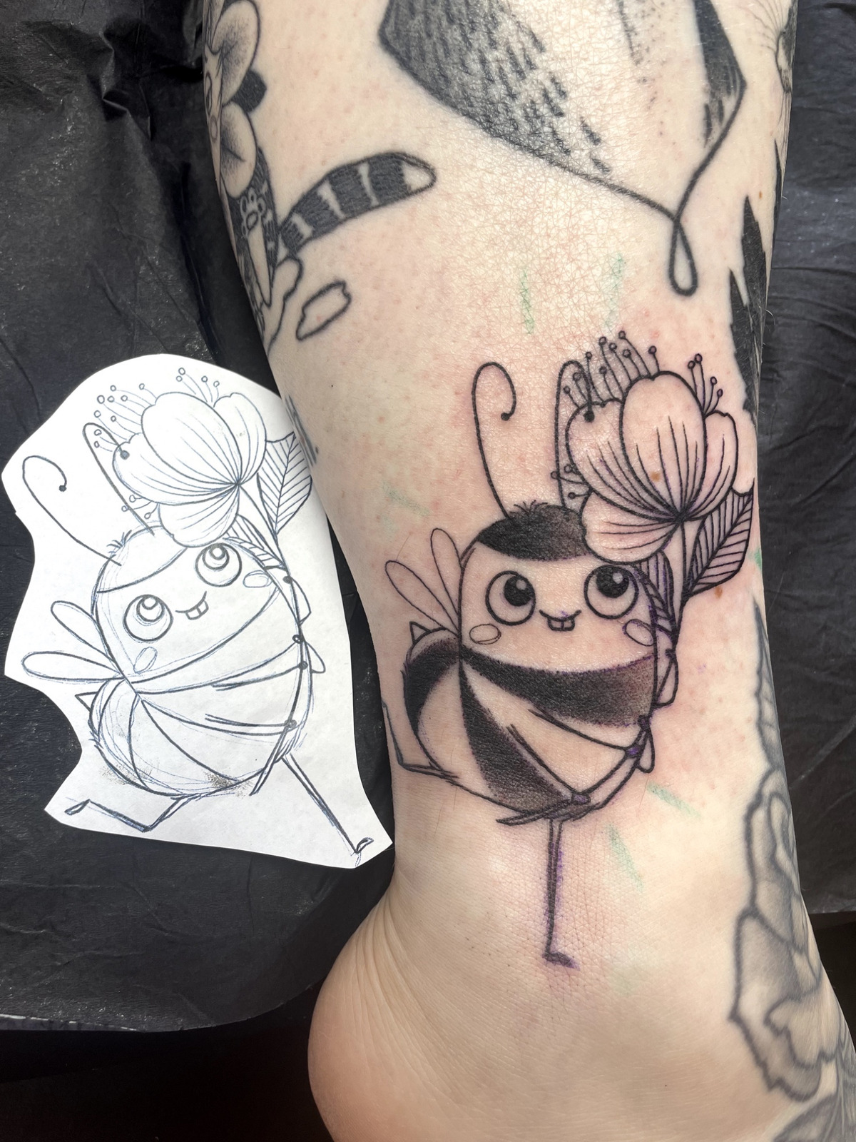 Hummel mit Blume im Illustrative Style auf Knöchel von Kristin Schubert in München