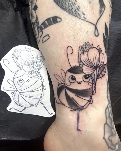 Hummel mit Blume im Illustrative Style auf Knöchel von SEHR nice Tattoo in München