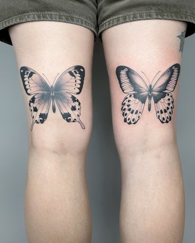 Schmetterlinge im Illustrative Style auf Oberschenkel von SEHR nice Tattoo in München