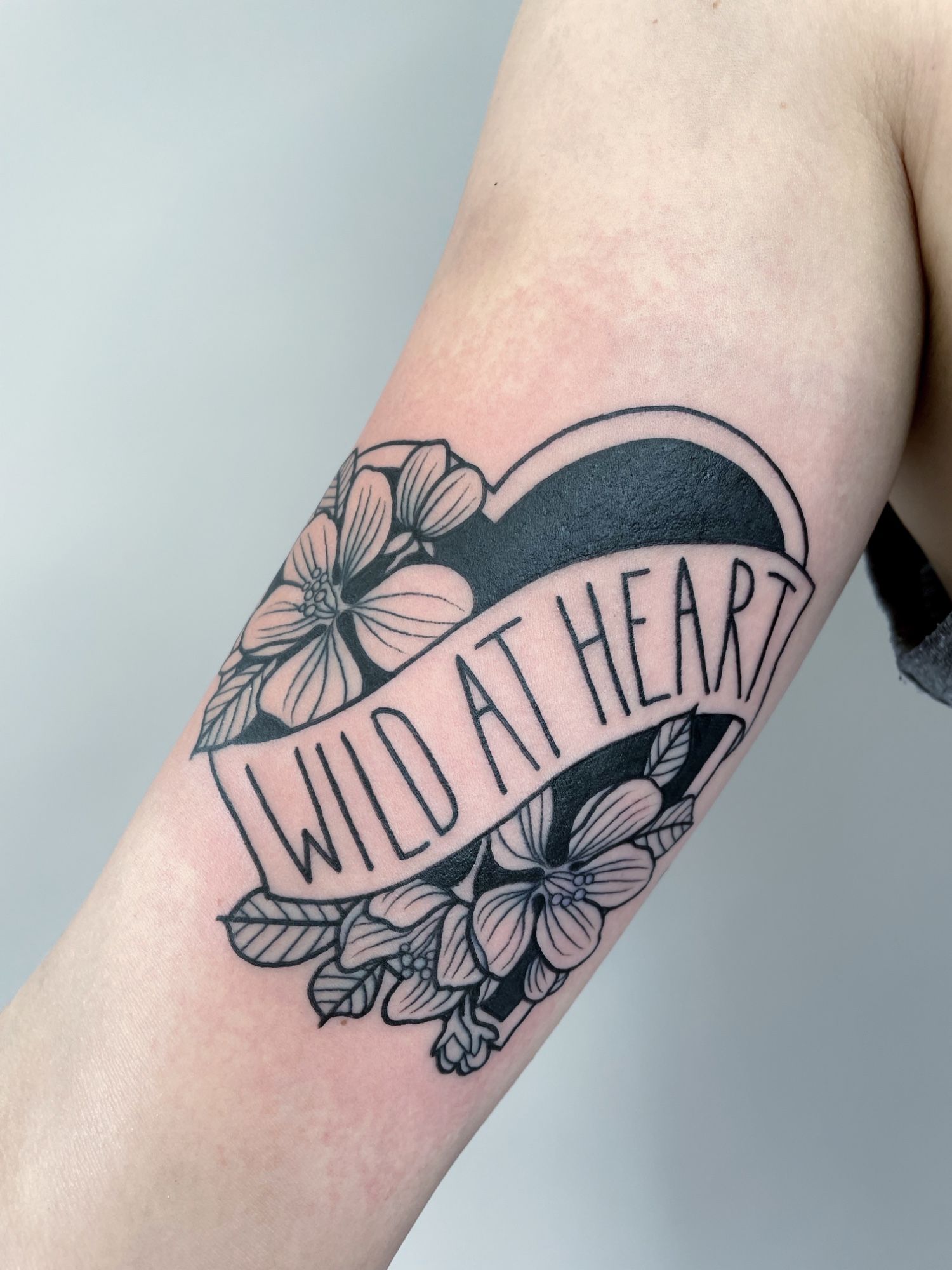 Wild at heart im Illustrative Style auf Oberarm von Kristin Schubert in München