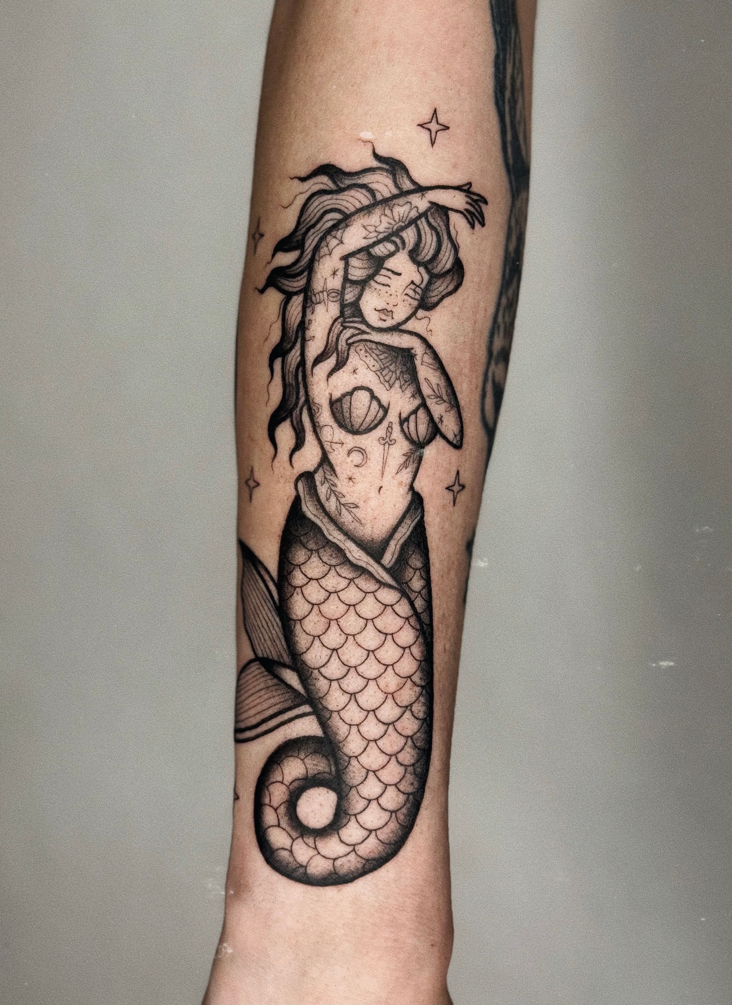 Mermaid im Oldschool, Traditional Style auf Unterarm von Hase Pfeffer Tattoo in Magdeburg