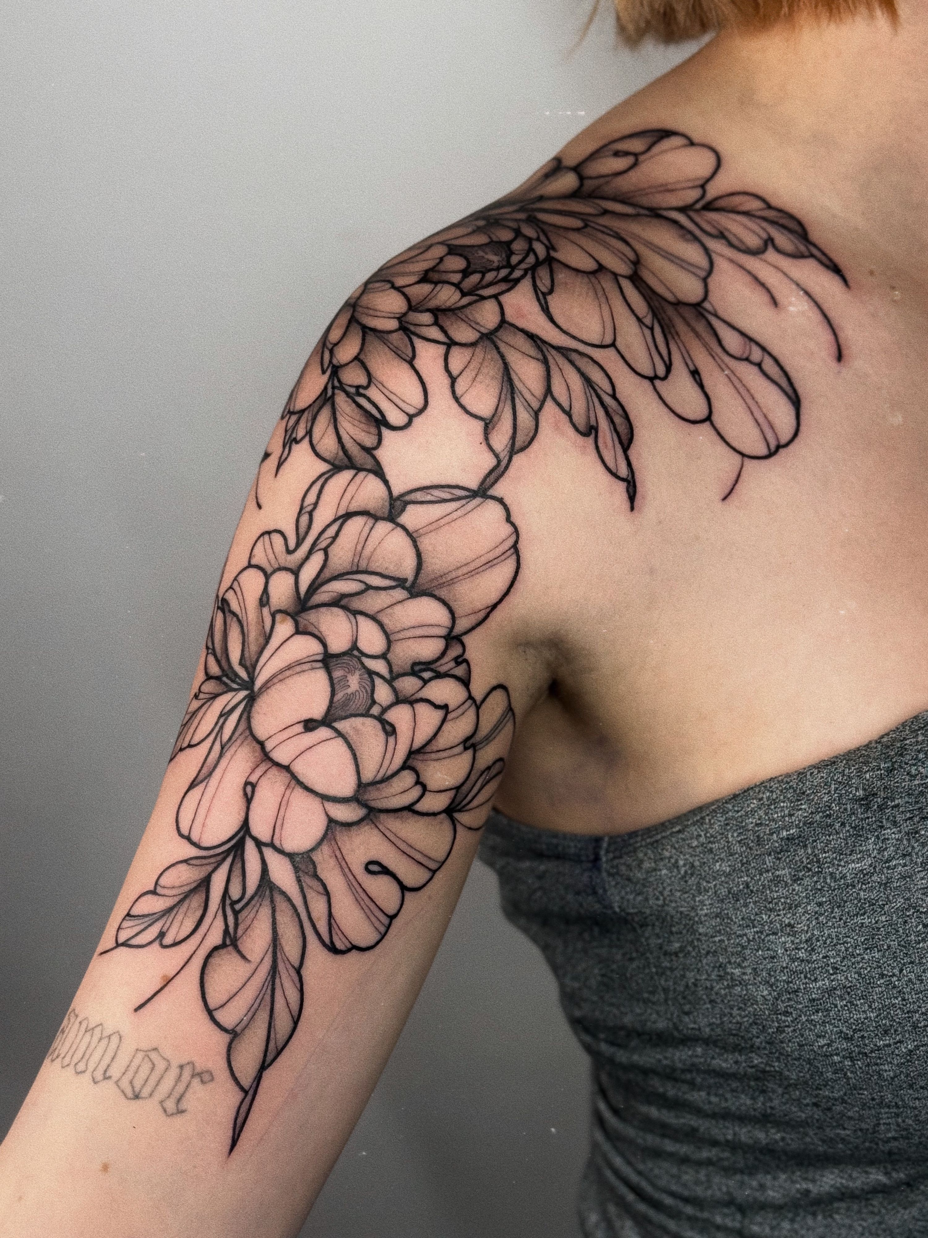 peonies im Botanical, Floral Style auf Oberarm von Hase Pfeffer Tattoo in Magdeburg
