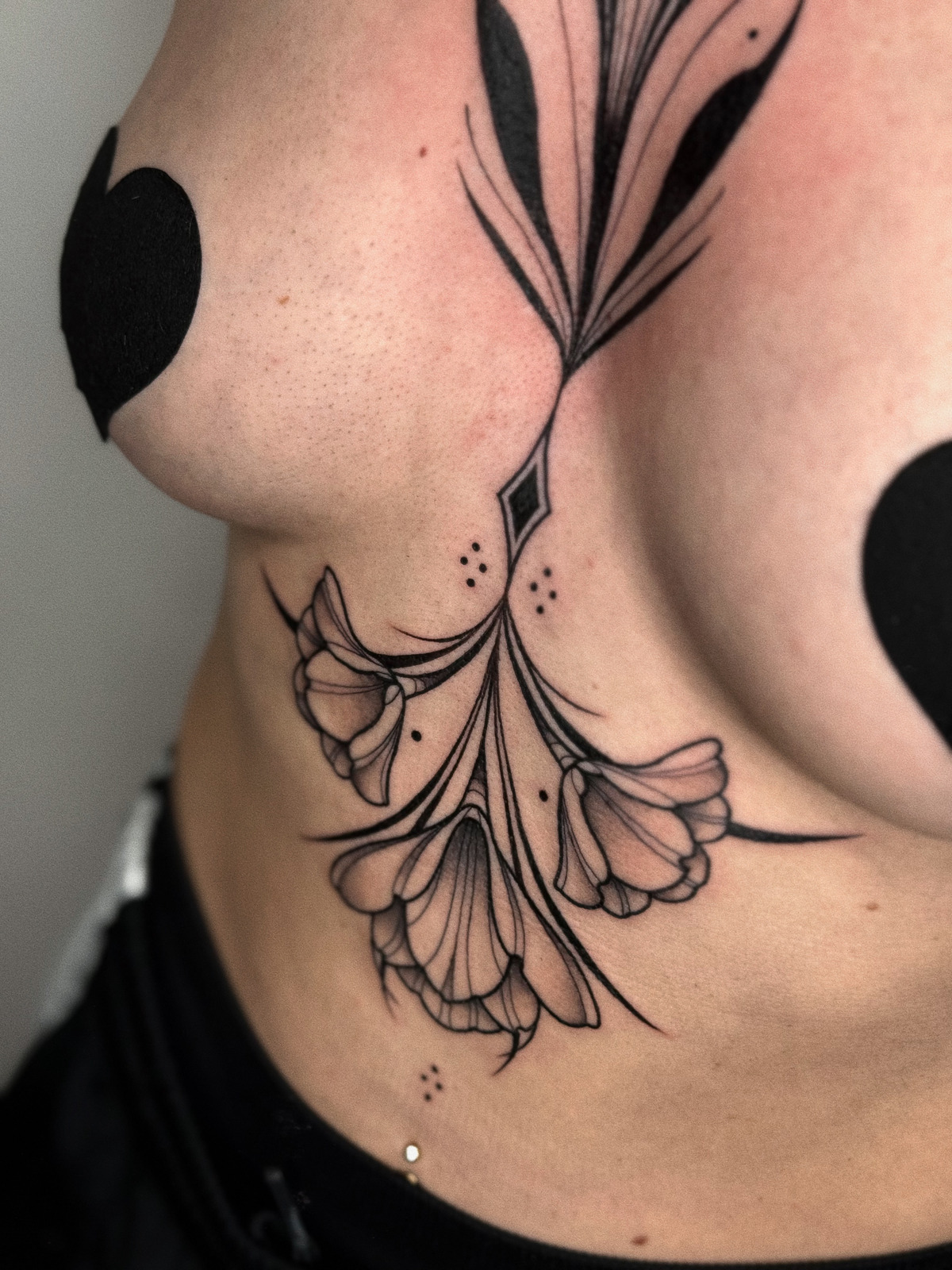 Underboob im Botanical, Floral Style auf Brust von Hase Pfeffer Tattoo in Magdeburg