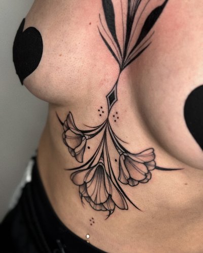 Underboob im Botanical, Floral Style auf Brust von Hase Pfeffer Tattoo in Magdeburg