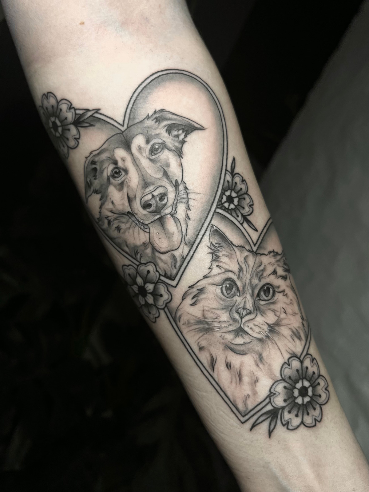 loved ones im Neotraditional Style auf Unterarm von Hase Pfeffer Tattoo in Magdeburg