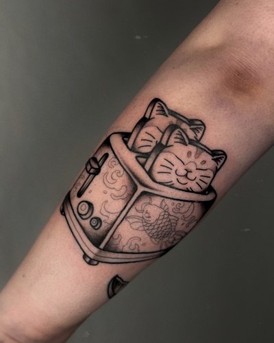 Cat toast im Oldschool, Traditional Style auf Unterarm von Hase Pfeffer Tattoo in Magdeburg