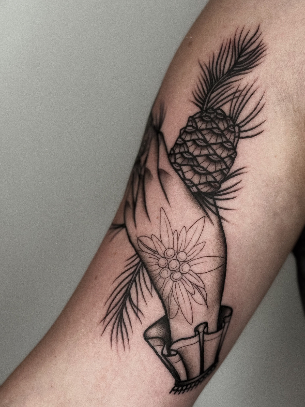 Mountain love im Oldschool, Traditional Style auf Oberarm von Hase Pfeffer Tattoo in Magdeburg