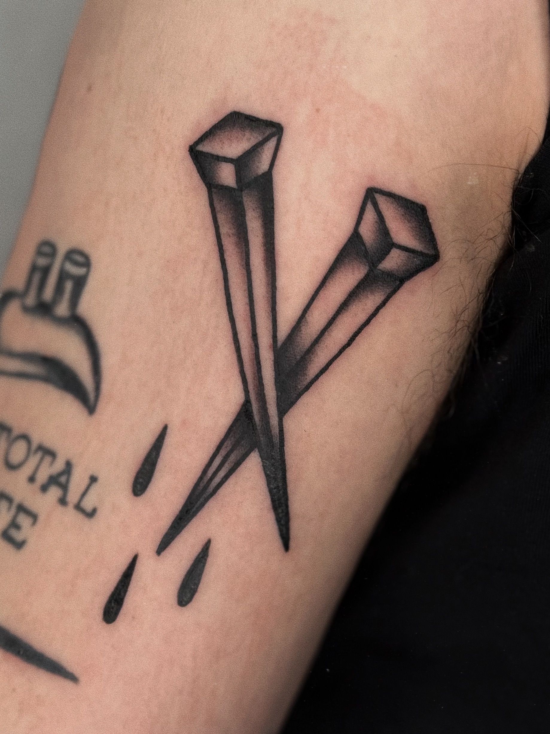 nailed it im Oldschool, Traditional Style auf Oberarm von Hase Pfeffer Tattoo in Magdeburg