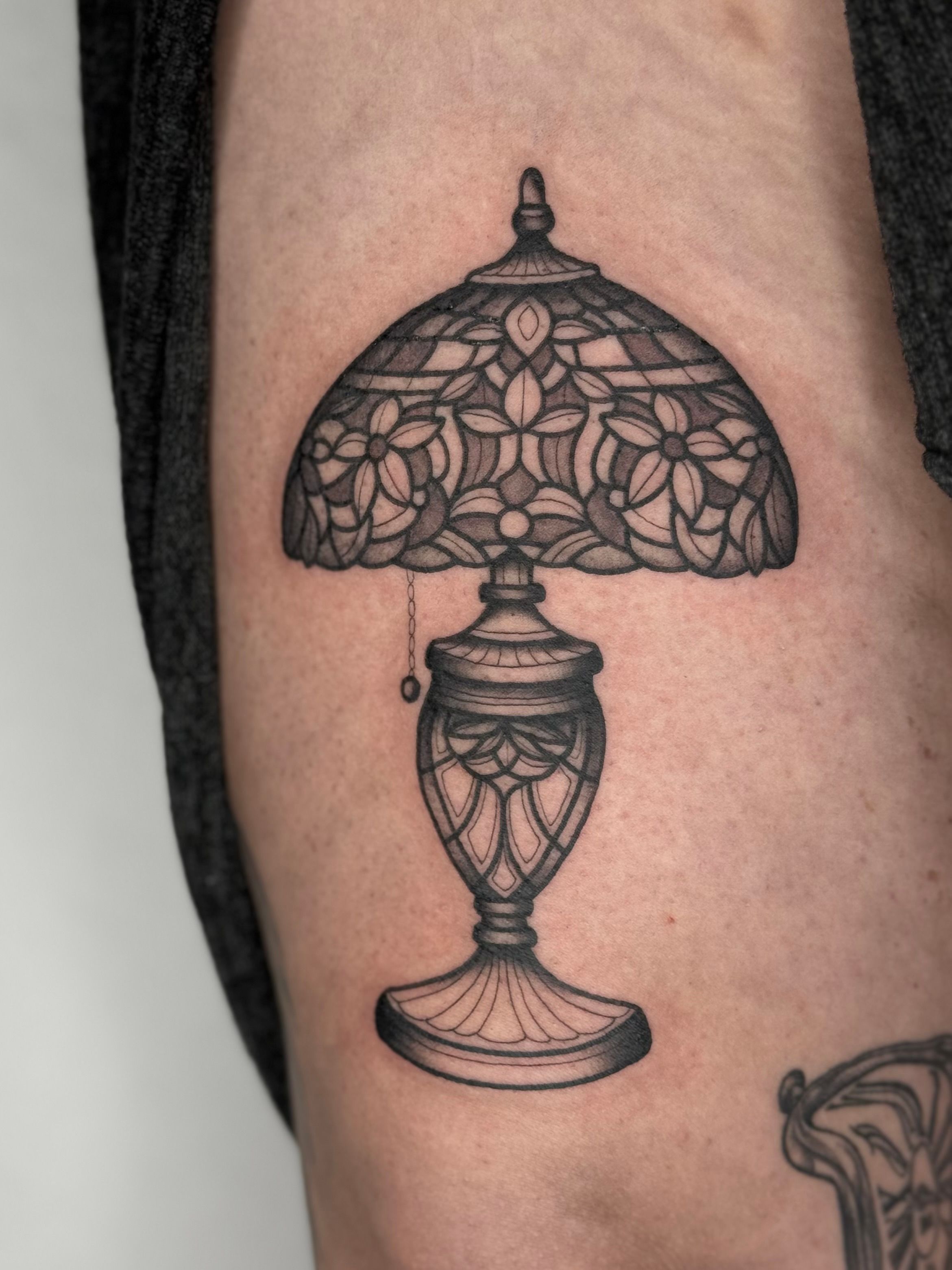 Tiffany Lamp im Oldschool, Traditional Style auf Oberschenkel von Hase Pfeffer Tattoo in Magdeburg
