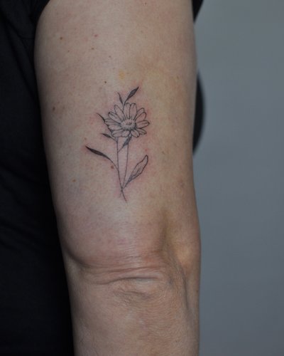Custom flower / Daisy im Fineline Style auf Oberarm von Mariel Mandarin in Leipzig