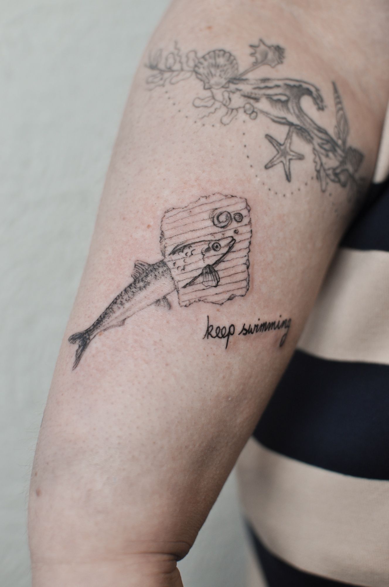 „Keep swimming“ im Microrealistic Style auf Unterarm von Mariel Mandarin in Leipzig