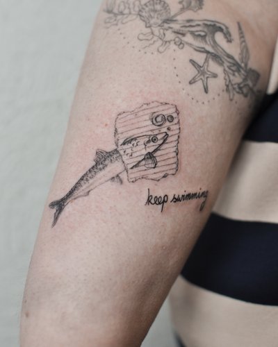 „Keep swimming“ im Microrealistic Style auf Unterarm von Mariel Mandarin in Leipzig