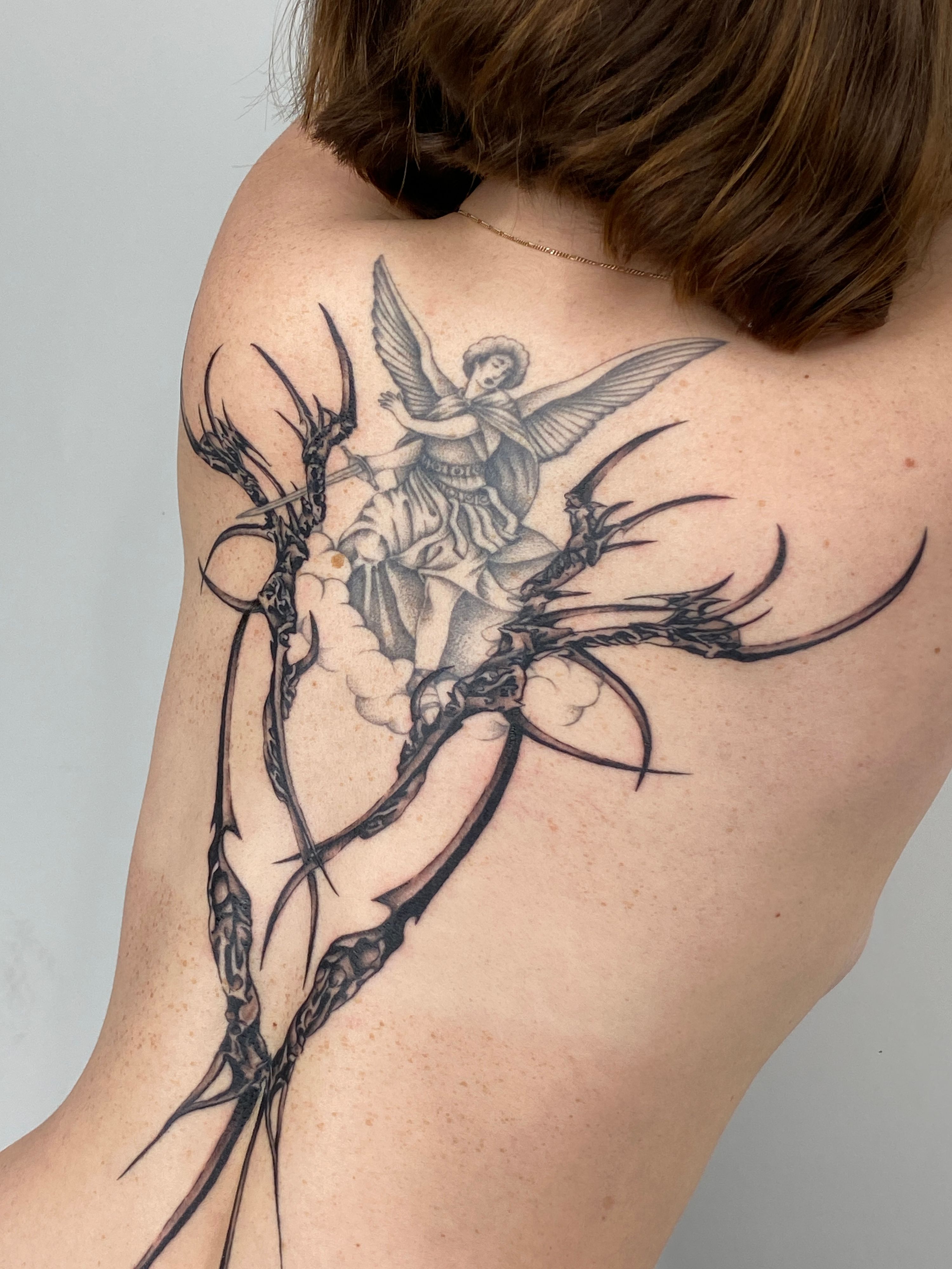 abstract bones im Style auf Rücken von vulvaihremudda in Leipzig