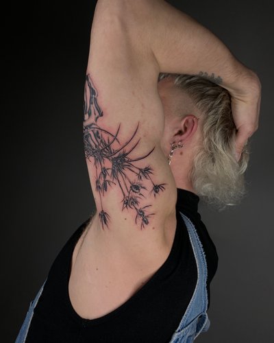diestel tattoo, blumen, surrealistisch im Abstract Style auf Oberarm von OFF TATTOO STUDIO LEIPZIG in