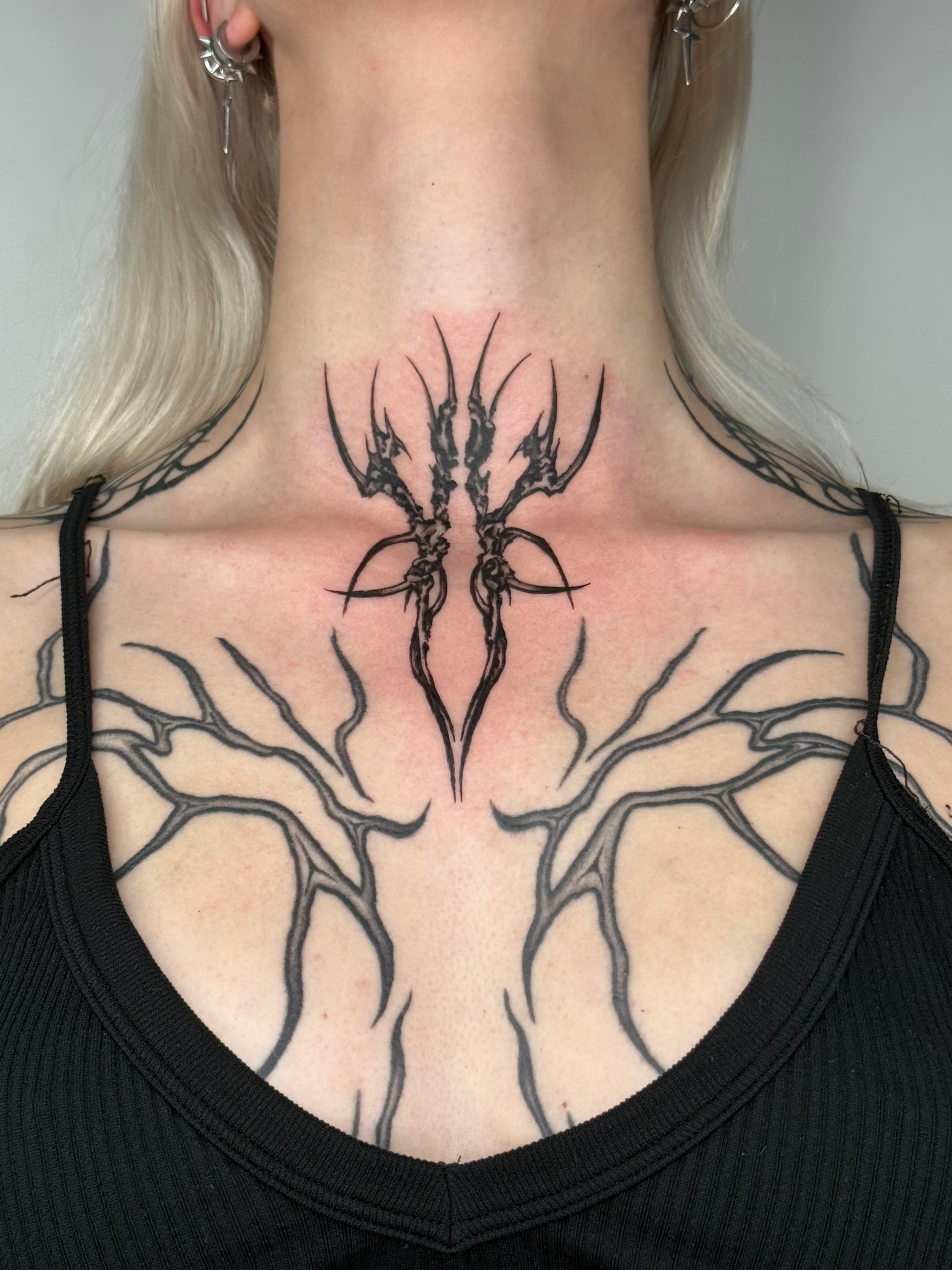 hals tattoo, abstract bones im Style auf von vulvaihremudda in Leipzig