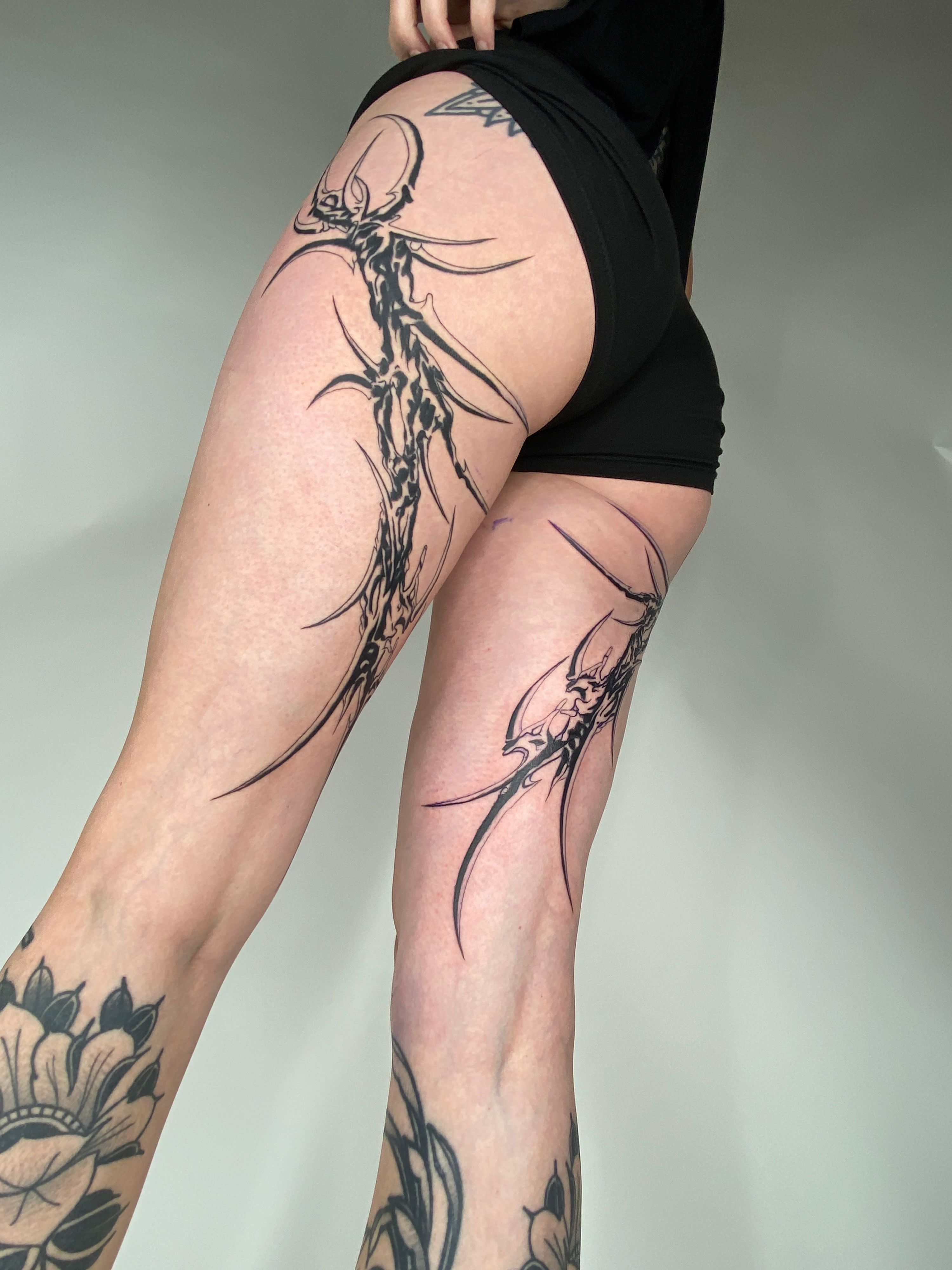 oberschenkel tattoo, abstract bones im Style auf von vulvaihremudda in Leipzig