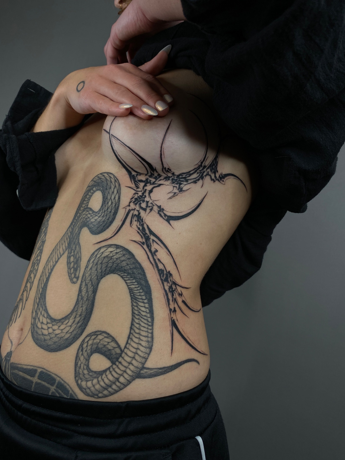 rippen / boob tattoo, abstract bones im Style auf von vulvaihremudda in Leipzig