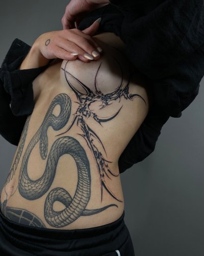 rippen / boob tattoo, abstract bones im Style auf Brust von OFF TATTOO STUDIO LEIPZIG in