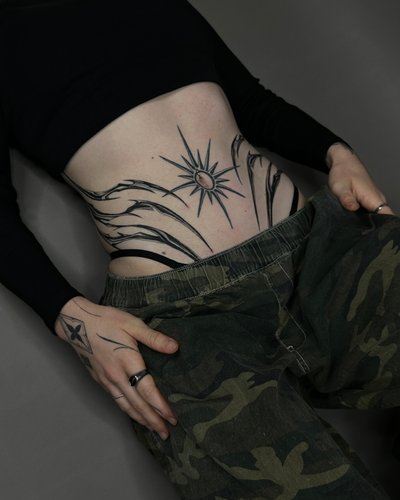 bauch tattoo, tribal im Cyber Sigilism Style auf Hüfte / Taille von OFF TATTOO STUDIO LEIPZIG in
