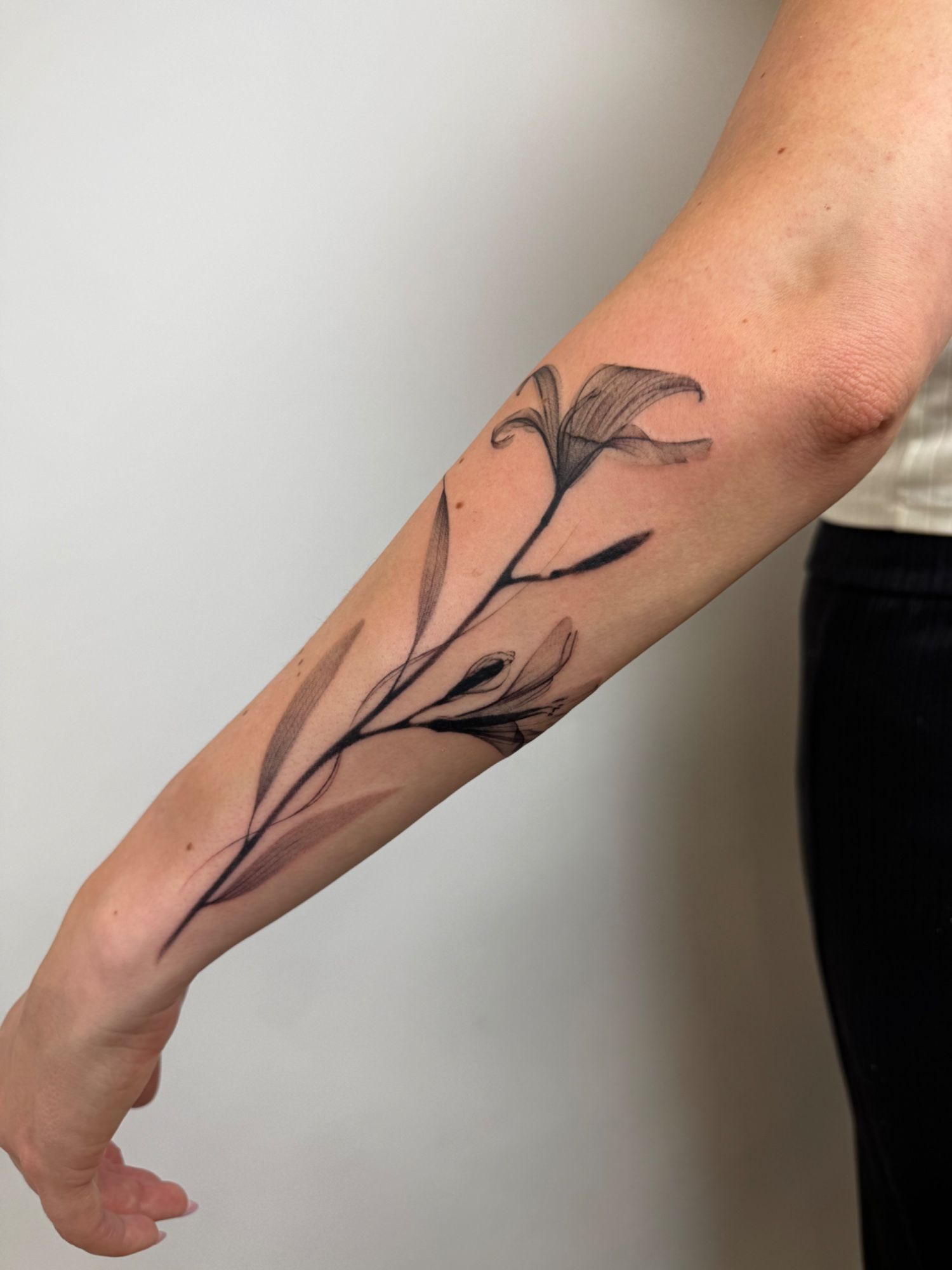 X-Ray Lilies Wanna Do im Abstract Style auf Unterarm von launau.tattoo in Leipzig