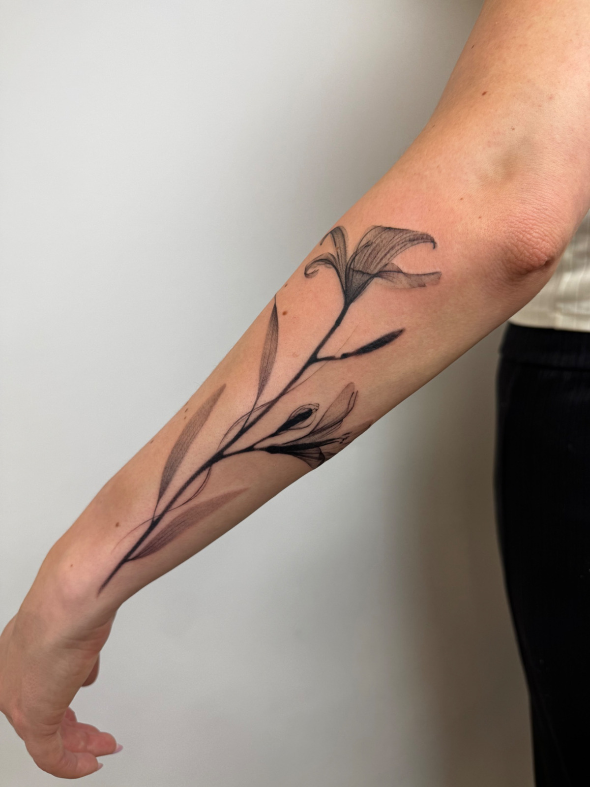 X-Ray Lilies Wanna Do im Abstract Style auf Unterarm von launau.tattoo in Leipzig