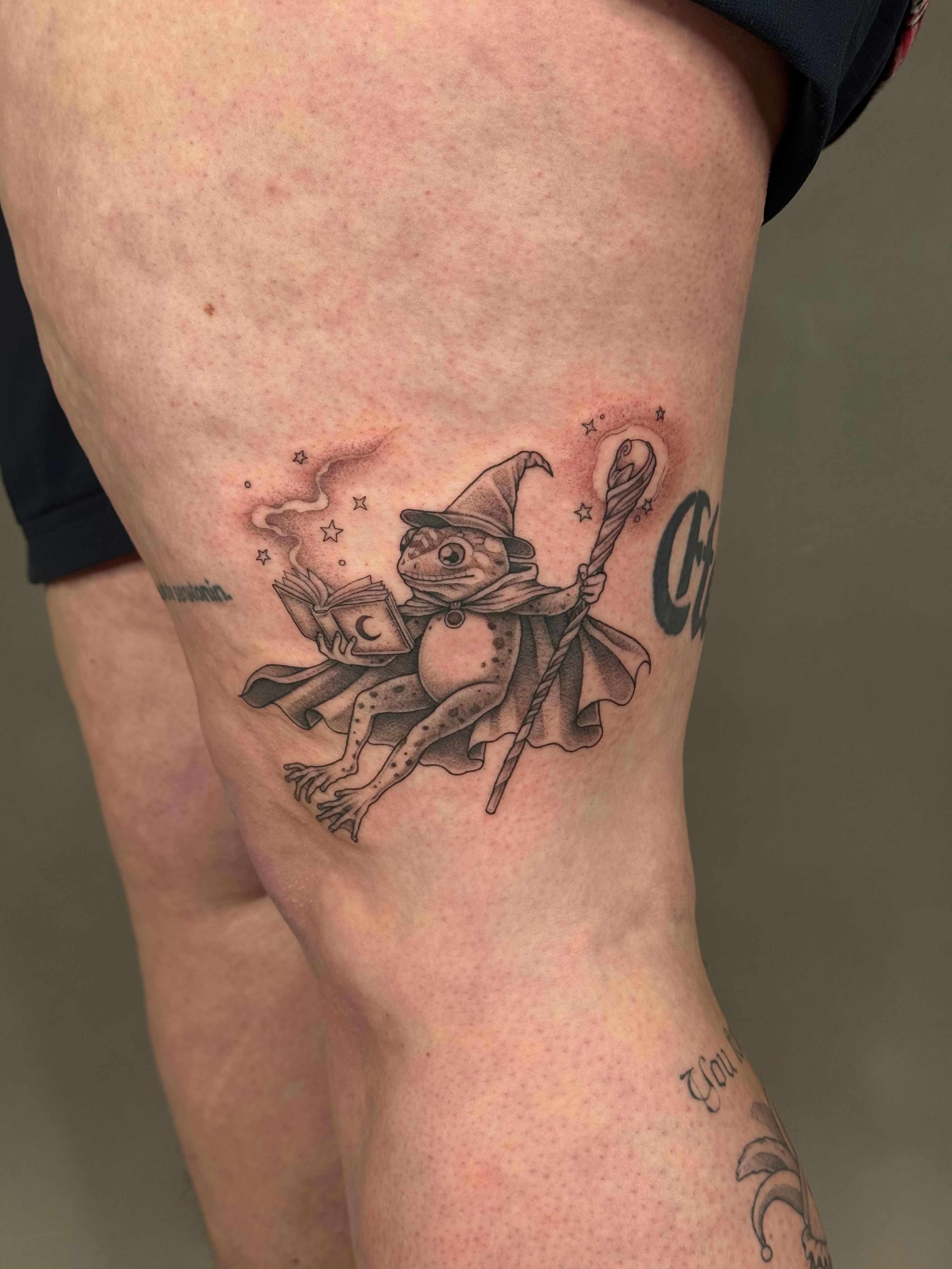 Custom Frog Wizard 🐸🪄 im Black & Gray Style auf Bein von launau.tattoo in Leipzig