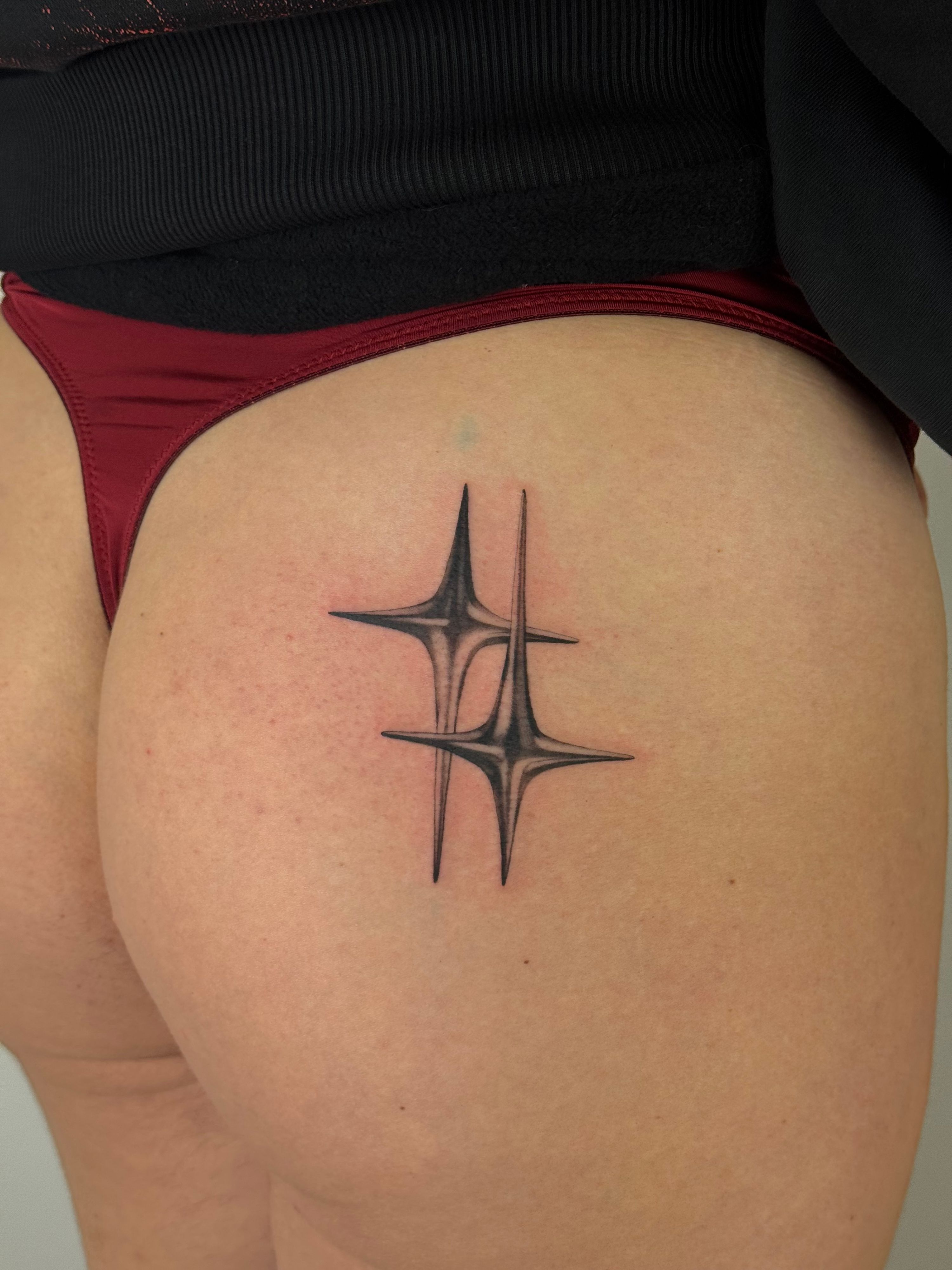 Chrome Stars Wanna Do im Black & Gray Style von launau.tattoo in Leipzig